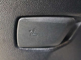 身体をしっかり支えながら長時間のドライブでも快適に過ごせるBMWのシート。素材の質感やステッチ細部まで丁寧に仕上げられたデザインが室内に上質な雰囲気を齎します。乗る度に心地良さを感じられるシートです。