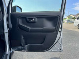 運転席ドアの内張です!使用感が少なくきれいな状態です!ドリンクホルダーや収納も備わっています!
