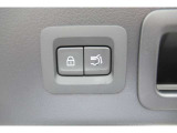 【電動パワーリアゲート】スマートキーや運転席のボタンを押すだけでリアゲートが自動で開閉します!荷物を持っている時や、高い位置にあるバックドアを閉める際に便利な機能です♪