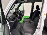 大きなドアと低い床に加えて乗り降りのし易に優れたフロントシートで乗り降り楽々。運転席から助手席側への移動も簡単。