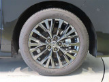 純正のアルミホイール装着車です。タイヤサイズは225/55R19です。