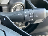 直感的な操作で、安全な車線変更をサポート。視認性の高いデザインで、周囲の車両にアピールします。