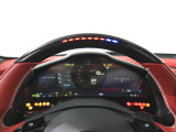 ステアリングホイールのLEDは最適なシフトタイミングをドライバーに知らせてくれます。