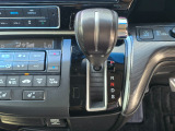 手に馴染むシフトノブで扱いやすく、快適な運転を支えます。