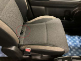 【シートアンダーボックス】座面に付いているこの紐を引っ張ると