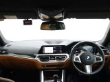視線の先に自然と情報が集まり必要な操作へスムーズに手が届くBMWならではのコックピット。洗練されたデザインと上質な素材が調和し乗り込んだ瞬間からドライバーの走る歓びを日常に感じる空間です。