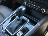 6速オートマチックとなります。ギアの切り替えも手動で行えるのでマニュアル車を運転しているような感覚でもドライブをお楽しみいただけます。
