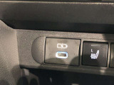 スマートフォン等が充電できるCタイプ端子が付いてます。
