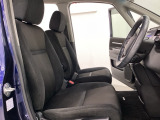 女性でも運転がしやすいように、シートの高さ調整機能(シートリフター)がついています。広い足元にゆったり座れるシートには肘掛も装備しており長距離の運転でも疲れにくいシートです。