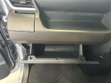 ちょっとしたところは収納ボックスにもなっています。車内はサイズも決まっているので、収納が少ないと思っているアナタ!ご安心ください。さまざまなところに収納が隠れているんです♪