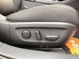 運転席はまっすぐな姿勢でシートに座り、足を自然に伸ばして操作できる位置各ペダルを配するという理想的なレイアウトを実現しています!ぜひMAZDAのドライビングポジションをご体感ください。