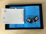 メンテナンスノート【点検整備記録簿・保証書】、取説も揃ってます。スマートキーはバッグなどにしまったままボタン操作でエンジン始動・停止やハイブリッドシステムの起動や停止ができて大変便利です