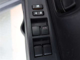 パワーウィンドーのスイッチですよ。運転席に居ながら窓の開け閉めのコントロールが出来ますよ。ロック機能で、子供がイタズラして窓を開けるという事もなくなりますよ。