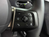 MINIの運転席操作部は、中央に構えるディスプレイが最大の特徴です。航空機を思わせるトグルスイッチなど、直感的で遊び心のあるメカニカルな操作感が、ゴーカートのような走りの高揚感を高めます。