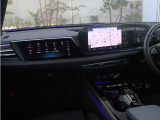 内装はシンプルに使い勝手を考え作られています。お車を運転する感覚をダイレクトに体感して頂けます。室内も広くロングドライブにも快適にお過ごしいただけます。