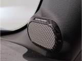 MINIの内装はとにかく『円』に拘ったデザインコンセプトが一目で伝わってきます。これほど円形に拘った車は他に御座いません。伝統のデザイン、トグルスイッチなど遊び心のある内装で御座います。