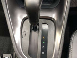 操作しやすいATシフトです。シフトチェンジを気にしなくてよいので運転だけに集中できますね。自然と手に届くところにある、手になじむ形状のシフトノブがいいですね。