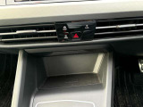 アンダートレイには置くだけ充電機能付き