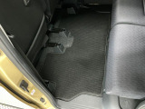 しっかりと汚れ、砂ぼこりを落とし足元まで清潔な車内空間を作り上げております♪