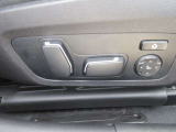 運転席メモリー付きフロント電動シート装備。