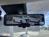 インテリジェントルームミラー。車両後方のカメラ映像をミラー面に映し出すため、車内の状況や天候などに影響されずいつでもクリアな後方の視界が得られます。