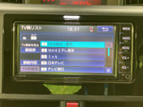 停車中には、地上デジタル放送をお楽しみいただけます。長距離移動の休憩時に、ニュースや番組をチェックするのに便利です。快適な時間を。