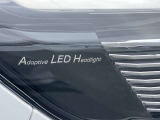 アダプティブLEDヘッドライト、照射パターンを変化させて対向車や先行車が眩しくならないようにハイビームをキープすることで、良好な視界を確保します。