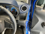 運転席側前部にドリンクホルダーあります♪運転中でも手が届きやすい位置にあって使い易いです♪