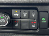 運転席&助手席シートヒーター付。寒さが厳しい冬の朝でも座面を暖めて快適なドライブを。2段階の温度調整が可能です。