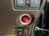 【ENGINE START/STOP】スマートキーをポケットやバッグに入れたままで、キーを差し込むことなくボタンを押すだけでエンジンが始動します。