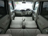 前席のシートバックを倒せば、フルフラットモードの完成です!体を横たえて眠れるので、車中泊にぴったりな機能ですね♪