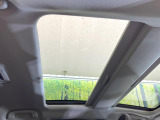 【ガラスルーフ】ガラスルーフ搭載で車内の解放感が一気にアップ!開放的なドライブをお楽しみいただけます。