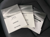 メンテナンスノート、取扱説明書ですね。 車の情報が凝縮されています。 車の整備記録が記載されている大事な物ですよ。
