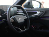 内装はシンプルに使い勝手を考え作られています。お車を運転する感覚をダイレクトに体感して頂けます。室内も広くロングドライブにも快適にお過ごしいただけます。