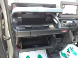 便利なUSBソケット付(タイプA/タイプCインパネ2個) 各所に小物入れやトレイが付いておりますのでとても便利です♪
