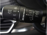 【オートワイパー機能】レバーをAUTOの位置にしているとき、レインセンサーが雨を感知すると、雨量に応じて、ワイパーが自動で作動します。