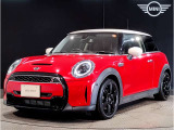 MINIのフロントグリルのデザインはイギリスで生まれた当初から、シルバーのサイドバーが折り重なった伝統的なデザインで御座います。その伝統はBMWのお車になってからでも少しずつ形を変えて守られております