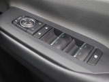 運転席からも操作可能な全席パワーウィンドウが装備されています。
