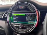 MINIの運転席操作部は、中央に構えるディスプレイが最大の特徴です。航空機を思わせるトグルスイッチなど、直感的で遊び心のあるメカニカルな操作感が、ゴーカートのような走りの高揚感を高めます。