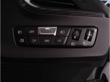 運転中にもオーディオの音量やFMの切り替えなどステアリングでの操作で切り替え可能なため、ステアリングから手を放す必要がない為、運転中でも操作が簡単でございます。