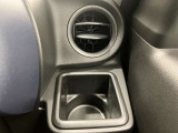 【運転席ドリンクホルダー】使いやすさに配慮したドリンクホルダー