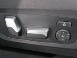 【メモリー機能付きパワーシート】運転手が代わってもボタン一つで設定ポジションに。常にご自身のドライブ設定が整います。