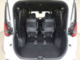 サードシートは跳ね上げ式。片手でのワンタッチ格納で荷室スペースが広がります。