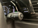 方向指示器レバー先端にアダプティブハイビームシステムスイッチが付いています。