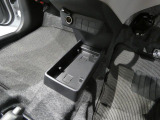 【センターフロアトレイ】小物の整理に便利な収納スペース。手の届きやすい位置にあり、車内をすっきりと保てます。