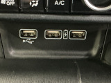 スマートフォンなどの充電に便利なUSBジャック。運転席からも助手席からも使いやすいです。