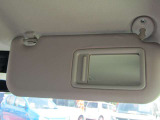 運転席のサンバイザーには、バニティミラーが付いています。ちょっとした身だしなみチェックに便利です♪