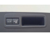 パワーバックドアボタン。右側のボタンはバックドアを閉めると同時にカギがロックされます。