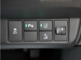 ホンダセンシングが装備されています。アダプティブレーダークルーズやレーンキープアシスト、車線逸脱防止機能なども備えていて、ロングドライブも快適で安全にお楽しみいただけます。