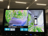 車両周囲の映像と俯瞰表示を切り替えて確認でき、駐車時の周囲確認をサポートします。画面上のガイド表示も目安になり、狭い場所での取り回しに役立つ装備です。